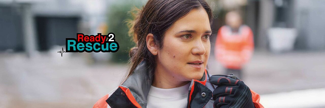 Ready-2-Rescue-Titelbild zeigt Sanitäter:in im Einsatz
